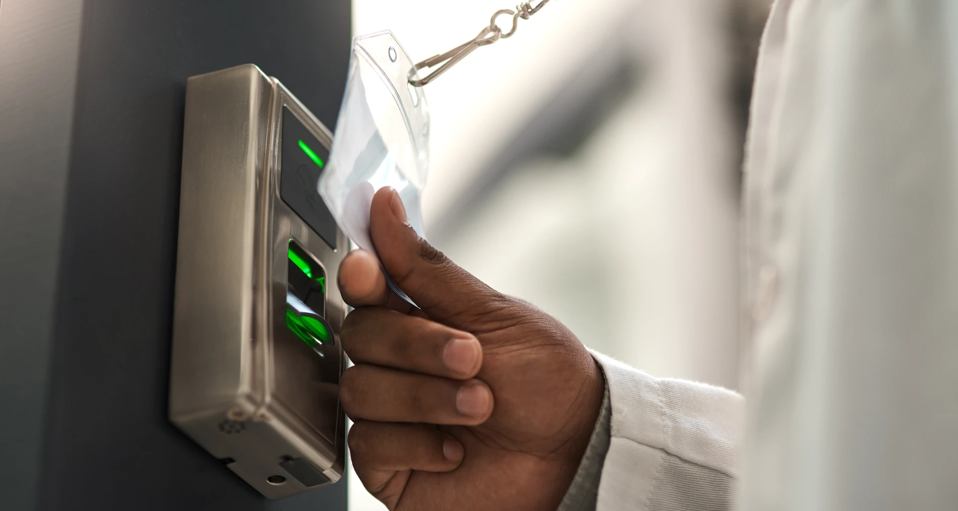 Control de acceso biométrico vs tarjetas RFID: ¿Cuál conviene más para tu empresa?