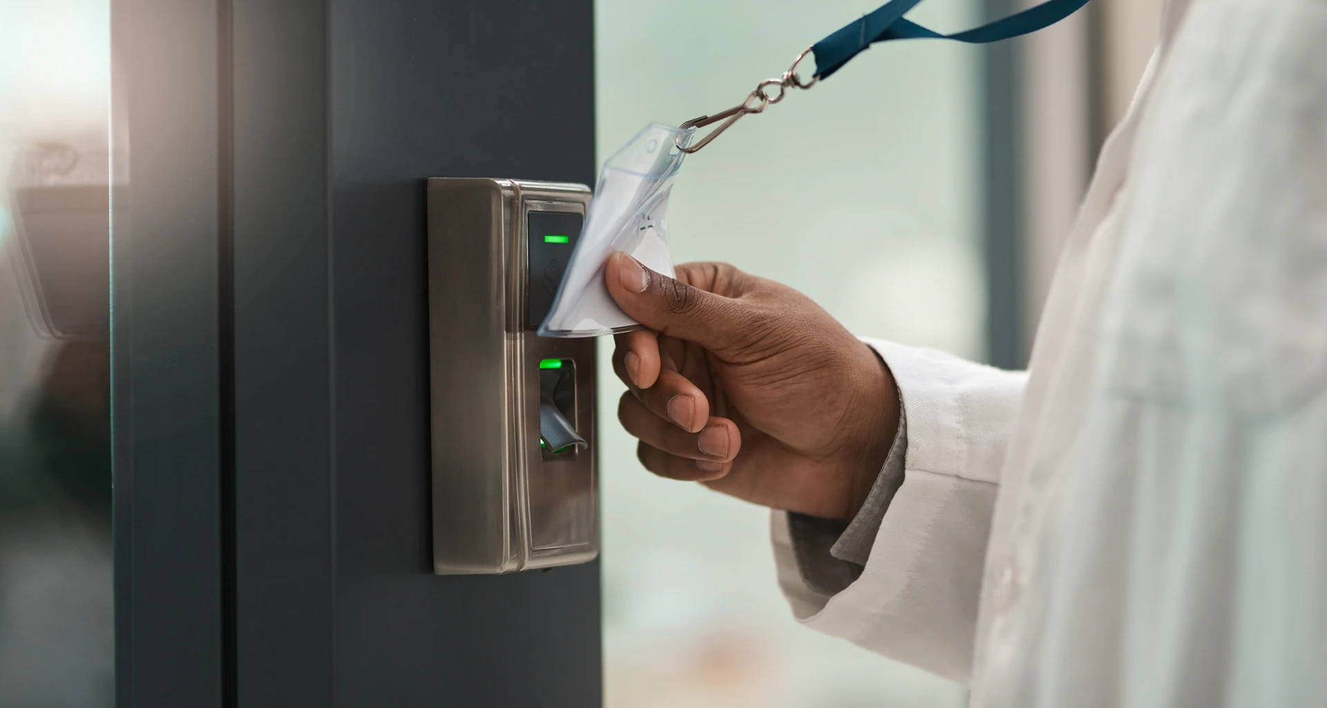 Control de acceso para hospitales y clínicas: Cómo proteger pacientes, personal e información sensible