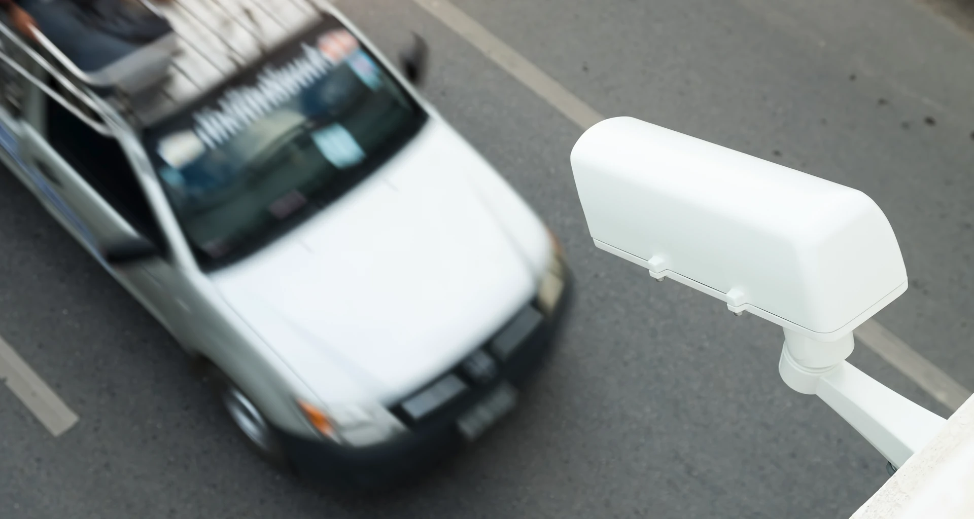 Qué cámara necesitas para ver rostros y placas vehiculares